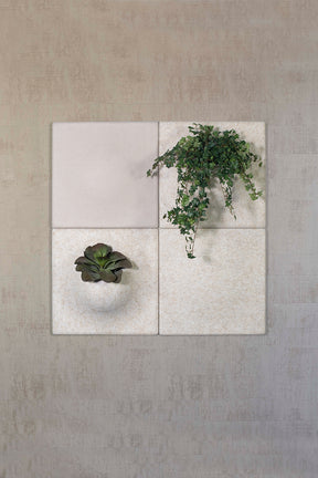 Ljudabsorbent på vägg med två olika konstväxter placerad i för dekorativt intryck